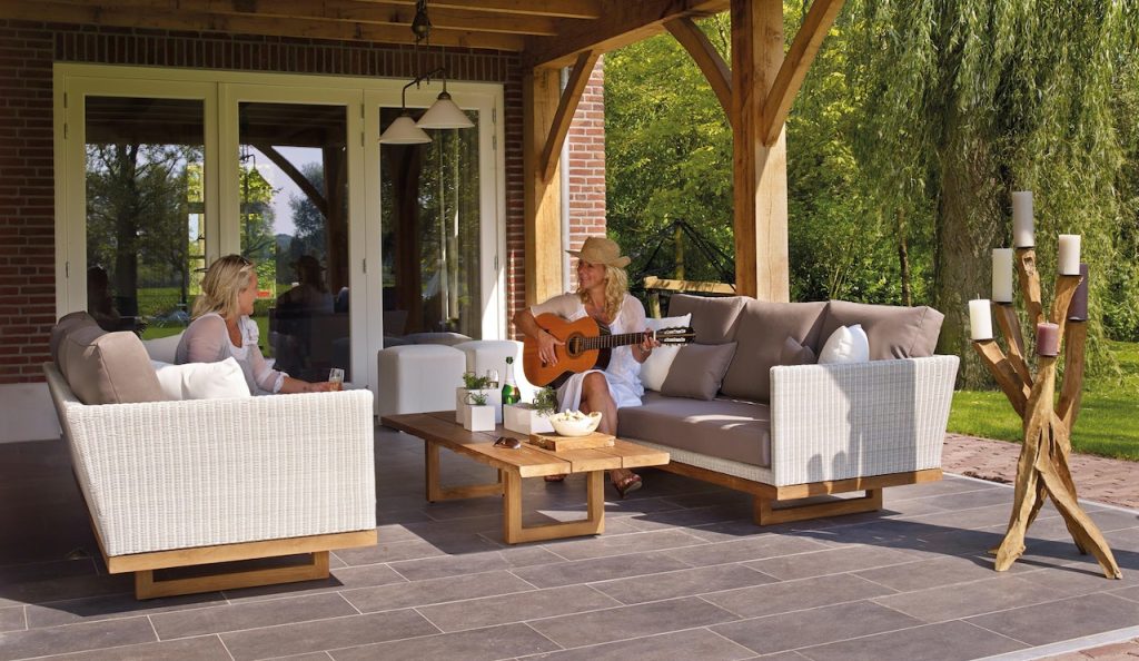 Transformeer jouw tuin met een terrasoverkapping en een nieuwe trap